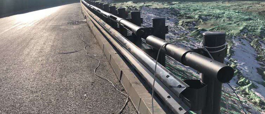 青海西寧建國路、通海路等路段 波形護(hù)欄 公路防撞護(hù)欄 照明工程